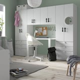 Modernt tonårsrum med vita SMÅSTAD-möbler: skrivbord, garderober och förvaring. Ljus, organiserad och funktionell med en minimalistisk design.