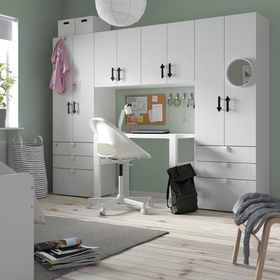 Modernt tonårsrum med vita SMÅSTAD-möbler: skrivbord, garderober och förvaring. Ljus, organiserad och funktionell med en minimalistisk design.