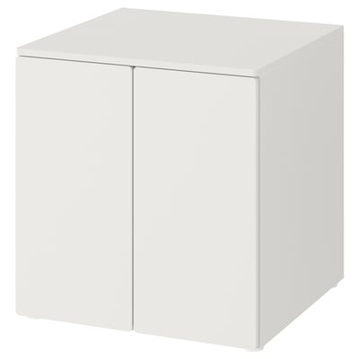 Ett vitt kubformat förvaringsskåp från ikea. Den har två dörrar med mjukstängande gångjärn och justerbara fötter för stabilitet på ojämna ytor.