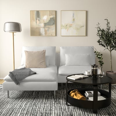 Modernt vardagsrum med schäslongen SÖDERHAMN, soffbord, lampa och tavlor.