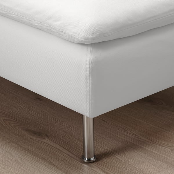 Ren, modern vit soffa med djupa sitsar och metallben, som utstrålar komfort och stil.