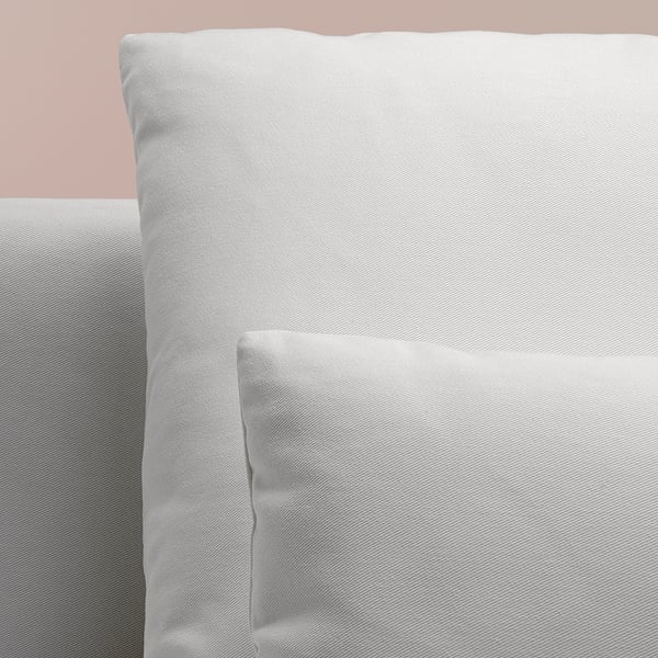 Soffa närbild: renfodrad, mjuk, inbjudande, plyschkuddar, djupa säten, designad för komfort.