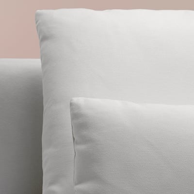 Modern grå soffhörna med mjuka kuddar.