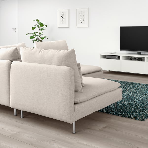 Beige SÖDERHAMN hörnsoffa med metallben i minimalistiskt vardagsrum.