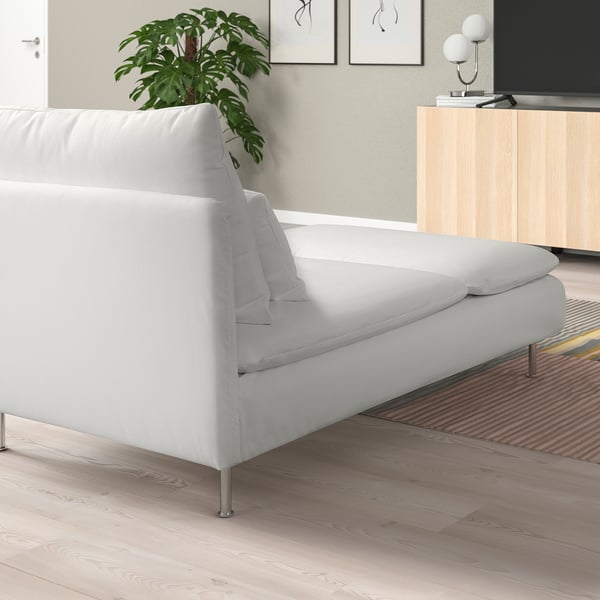 Vit SÖDERHAMN schäslong, vadderade, metallben, minimalistiskt rum.