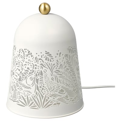 En vit SOLSKUR bordslampa med en naturinspirerad design, en rund mässingstopp och en strömsladd.