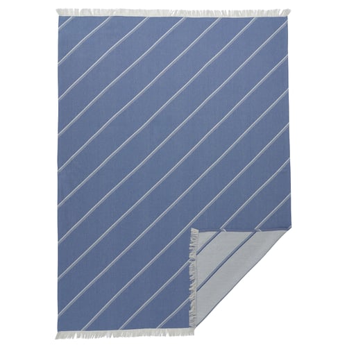 Blårandig filt med fransar. Modern geometrisk design. Tillverkad av bomull och lyocell. Rektangulär form.