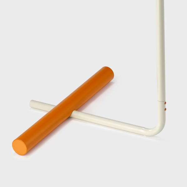 Bilden visar ett vitt metallrör med en orange cylindrisk propp fäst, vilket visar en robust konstruktion och livfull färgkontrast.