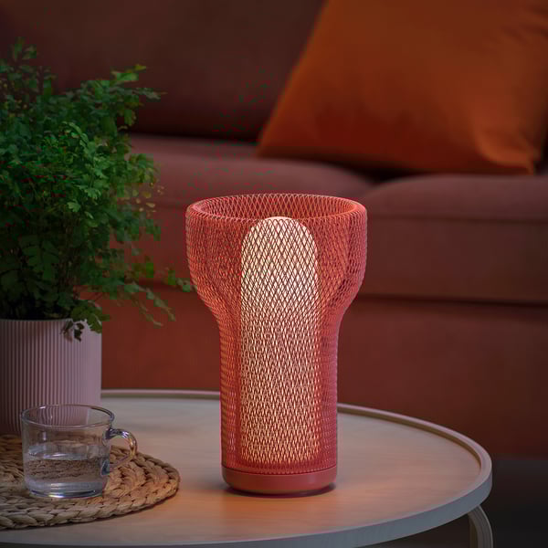 Modern lampa med sammanvävt nät, varmt mjukt ljus, inomhus/utomhusbruk.