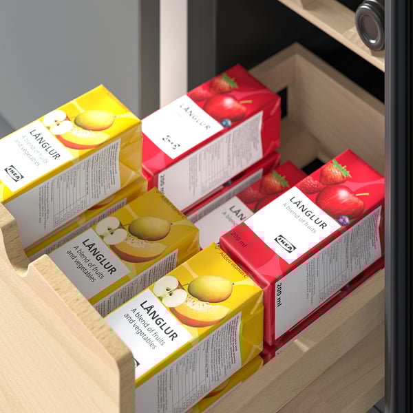 Sex färgglada juiceboxar staplade på hyllor, gula och röda boxar märkta länglur en blandning av frukt och grönsaker.