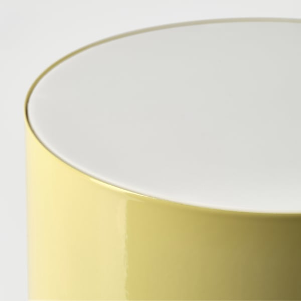 En elegant, minimalistisk bordslampa med en slät, gyllene bas och en benvit skärm som återspeglar högkvalitativa material och design.