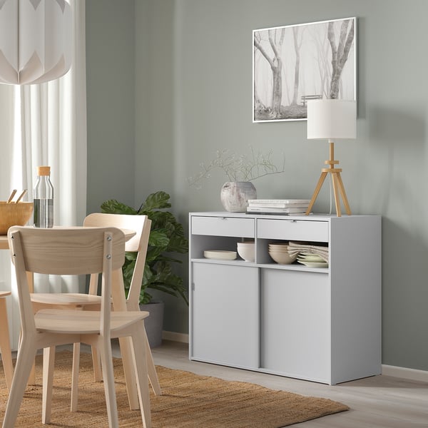 Grått SPIKSMED sideboard med skjutdörrar och lådor som visar upp modern design och praktisk förvaring.
