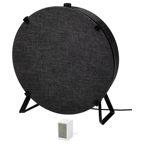 Svart ikea STARKVIND luftrenare med triangulärt stativ och liten vit sensor.
