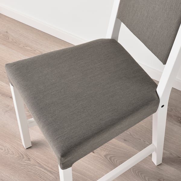 En närbild av en modern stol med grå tygsits och ryggstöd, som visar upp sin robusta vita träram och eleganta design.