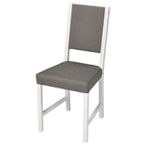 En modern stol med namnet STEFAN med en vit ram och elegant grå tygklädsel, designad för komfort med träfiberstoppning.