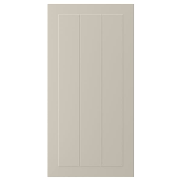 En beige STENSUND skåpdörr med räfflade paneler. Den eleganta, rektangulära designen ger en slät, fläckbeständig yta.