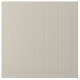Bilden visar en beige STENSUND skåpdörr med vertikala spår och en rektangulär design.