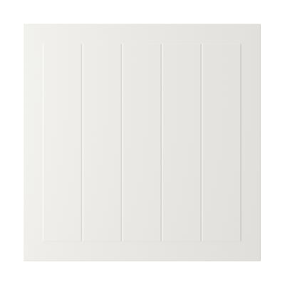 En vit STENSUND skåpdörr med räfflade paneler. Den rektangulära dörren har en slät, lackerad yta av fiberplatta.