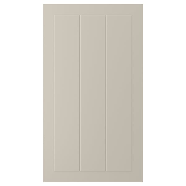 En beige köksskåpsdörr med räfflad paneldesign. Den är fyrkantig med en slät, lackerad yta.