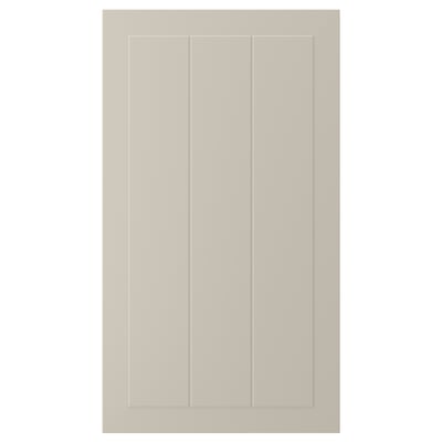 En beige köksskåpsdörr med räfflad paneldesign. Den är fyrkantig med en slät, lackerad yta.