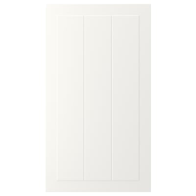 En vit, rektangulär STENSUND skåpdörr med räfflade paneler och en slät, lackerad yta.