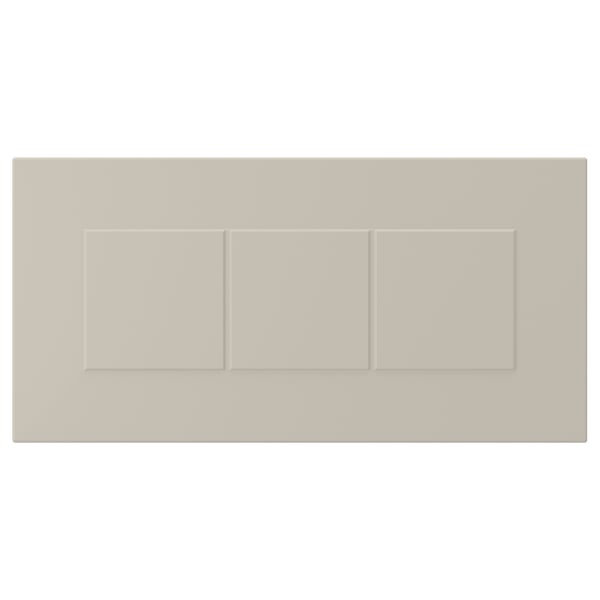 Beige STENSUND skåpfront med tre rektangulära paneler. Räfflade paneler och en slätlackerad yta.