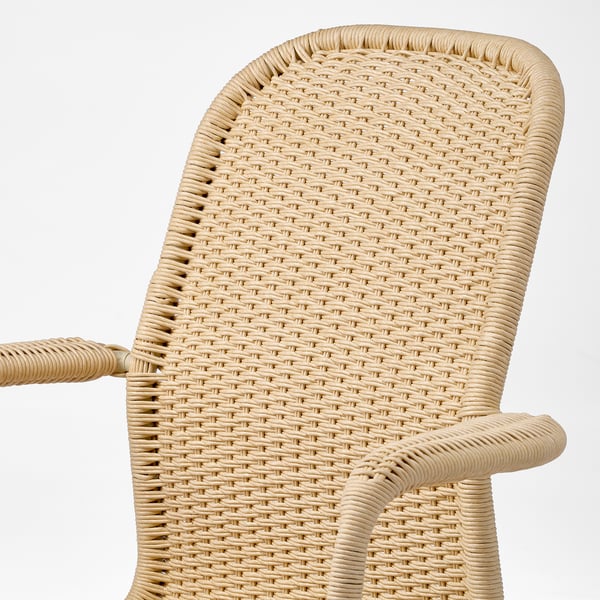 Handvävd stol med armstöd, med intrikat pappersgarndesign, som erbjuder komfort och unikt hantverk.