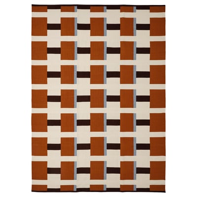 STOCKHOLM 2025 matta: bruna, beige, blå rutor; vadd; rektangulär, geometrisk design.