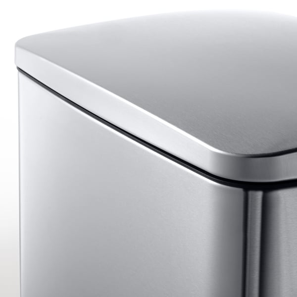 Hörn med pedalhink i rostfritt stål med slät, böjd kant och stark metallisk finish, som visar upp högkvalitativt hantverk.