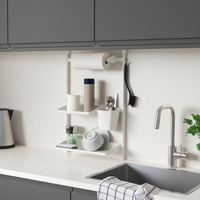 Modernt kök med SUNNERSTA rack. Vit design i flera nivåer håller föremål nära diskbänken. Prüf.