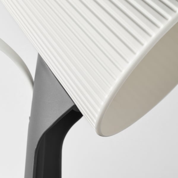 Modern arbetslampa med en elegant, vit design, med en texturerad skärm för fokuserat ljus.