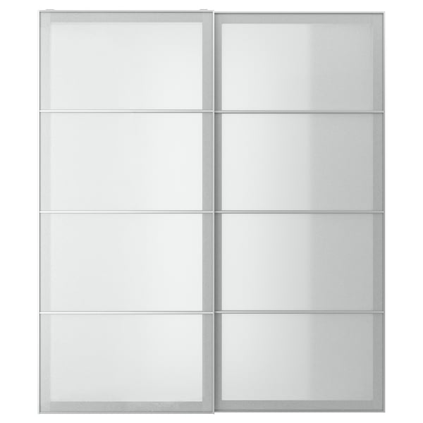 En modern garderob i silverinramat glas med skjutdörrar. Dörrarna har paneler i frostat glas och en elegant, strömlinjeformad design.