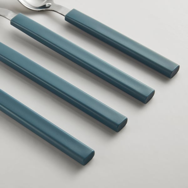 Modernt bestickset: gaffel, kniv, skedar med blå handtag, blad i rostfritt stål.