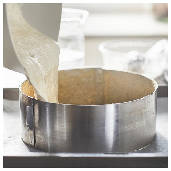 Rund bakram i silvermetall som fylls med smet, en del av köksredskapet.