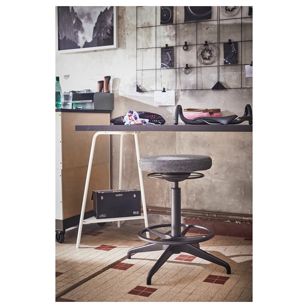 Modernt hemmakontor med justerbar pall TILLSLAG och minimalistiskt skrivbord; Snygg design, grå klädsel.