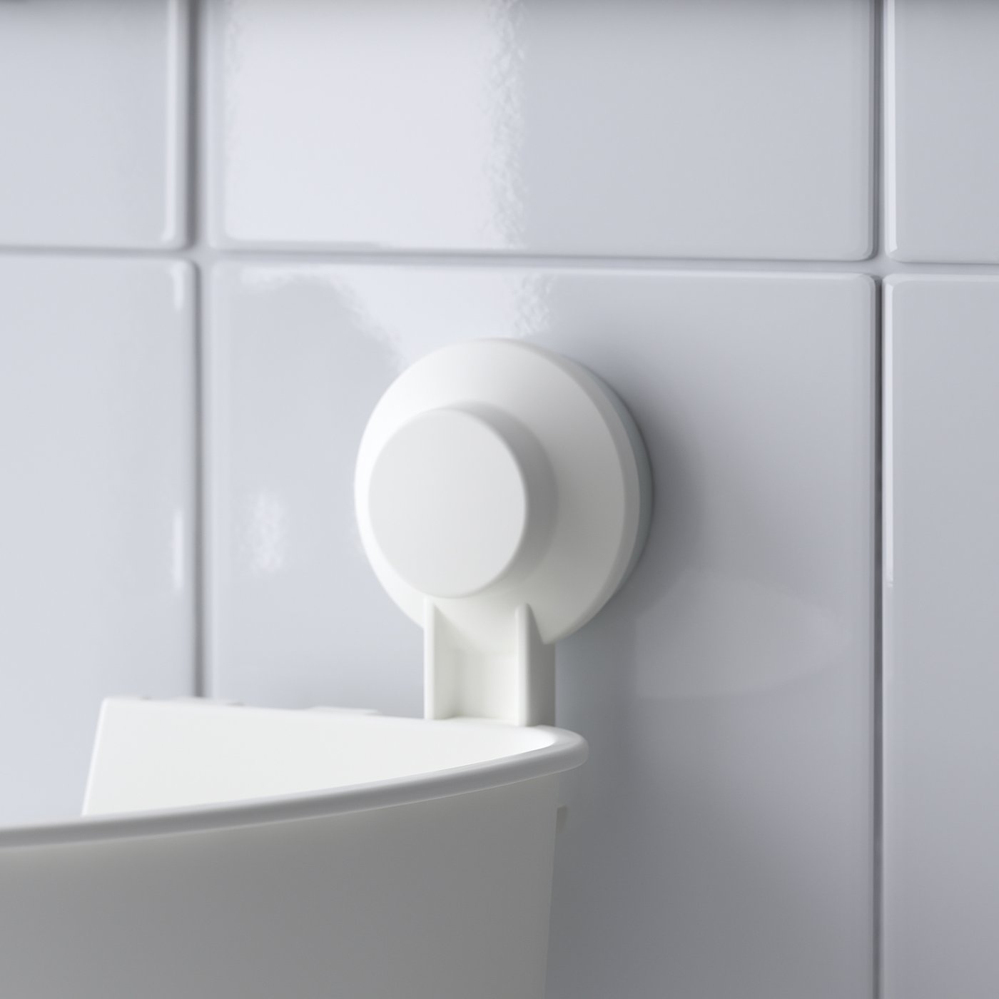 Sugmonterad organisatör: elegant, vit, fäst på kaklad vägg, del av TISKEN-serien, designad för effektiv förvaring.
