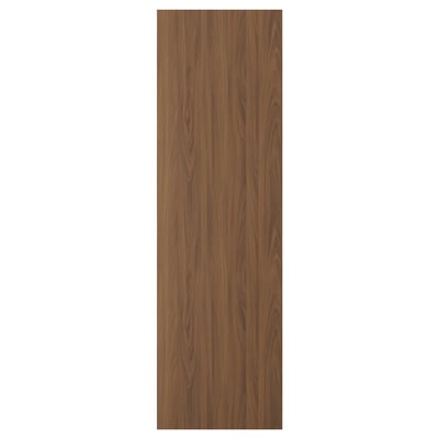 Brun dörr i träpanel med slät valnötsfinish.