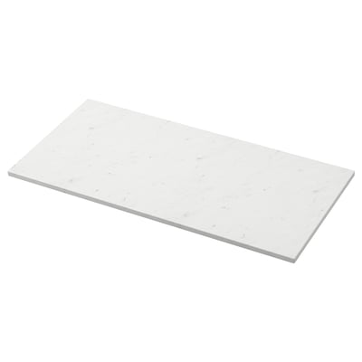 En TOLKEN vit marmormönstrad bänkskiva med eleganta kanter, tillverkad av träfiberskiva med en finish av melamin och plastfolie.