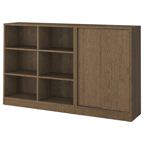 Mörkbrun hylla i trä med blandning av öppen och stängd förvaring, ljus ekdesign, rektangulär form.