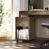 Hemmakontor med TONSTAD lådhurts i trä bredvid skrivbordet, med böcker och papper.