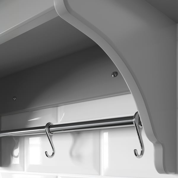 Modern vägghylla med krokar, tillverkad av högkvalitativa material.