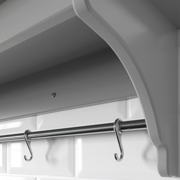 Modern kökshylla med polerade metallhängare; Robust, elegant design.