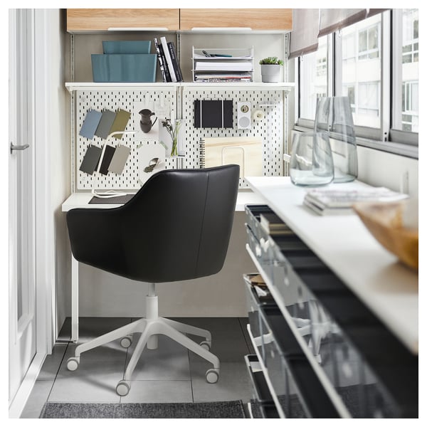 Modernt hemmakontor med snurrstol TOSSBERG, skrivbord, vägghyllor och pärlplatta.