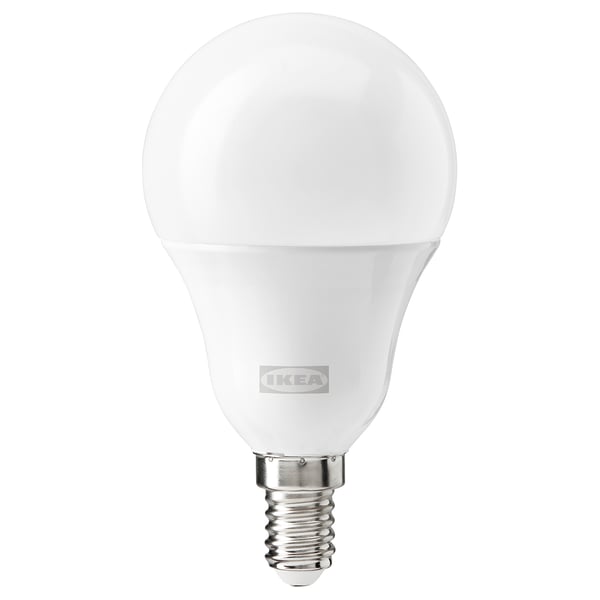 En vit smart led-lampa från ikea, formad som en klassisk glödlampa med ett slätt, rundat lock av polykarbonatplast.