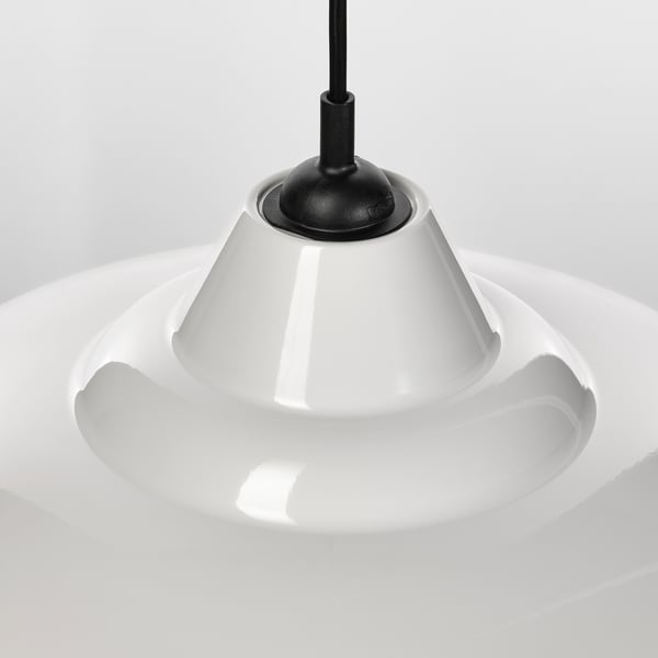 Modern hängande lampa med högblank vit skärm och elegant svart stav som erbjuder riktat ljus.