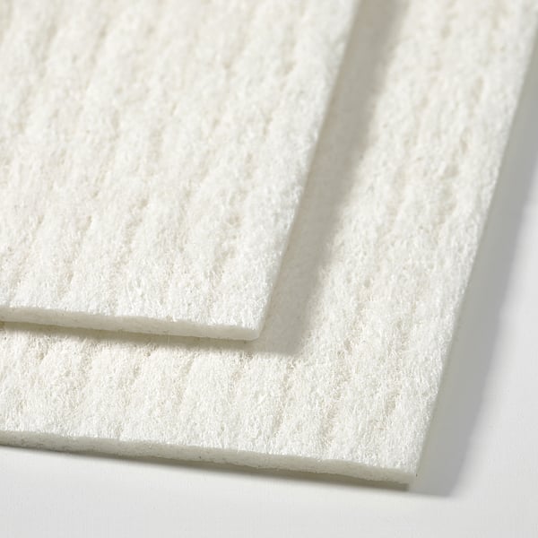 Närbild av en stapel med vita, strukturerade rengöringsdukar, som visar mjukt, absorberande material.