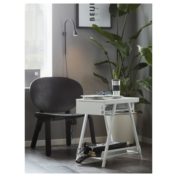 Litet, modernt vitt skrivbord med låda och hylla, elegant design, perfekt för kompakta utrymmen.