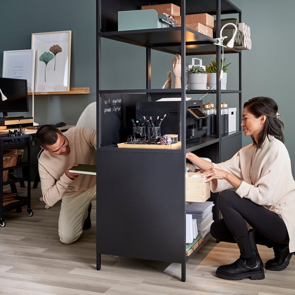 Organiserande TROTTEN förvaringsmöbel med hyllor och fack för arbetsyta.