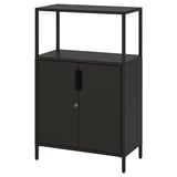 Svart metallskåp med två dörrar, justerbara fötter och en topphylla. Modern, minimalistisk design.