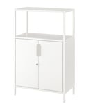 Visar ett TROTTEN vitt metallförvaringsskåp med en elegant design, med låsbara dörrar och justerbara fötter.